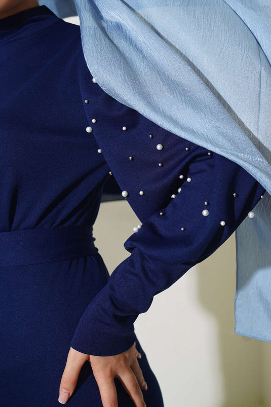 فستان أزرق داكن بأكمام من اللؤلؤ وحزام