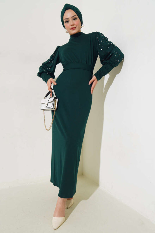 فستان زمردي بأكمام من اللؤلؤ وحزام