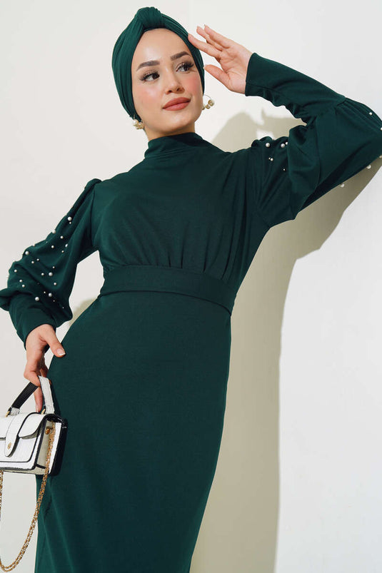 فستان زمردي بأكمام من اللؤلؤ وحزام