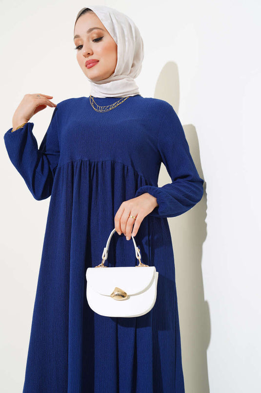 Crêpe-Kleid mit elastischen Ärmeln in Marineblau