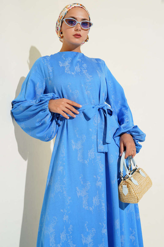 فستان أزرق منقوش بأكمام مرنة