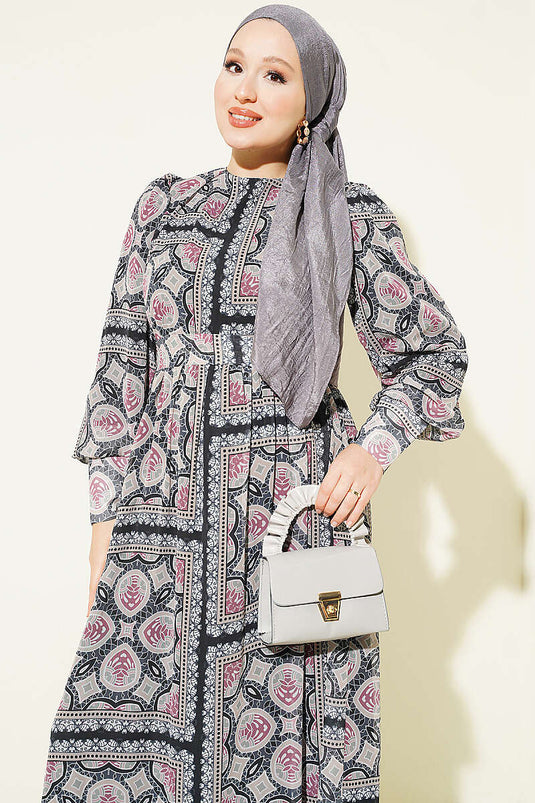 Schwarzes Chiffon-Kleid Mit Muster Und Manschetten