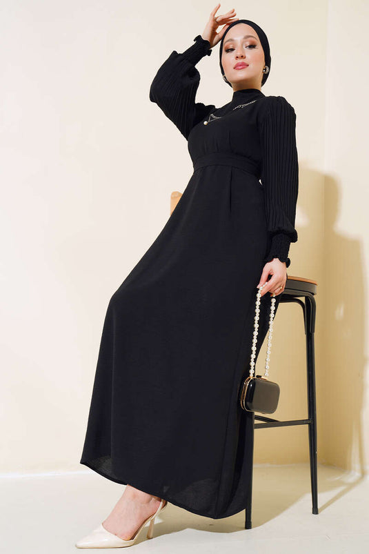 فستان بأكمام مطوية باللون الأسود