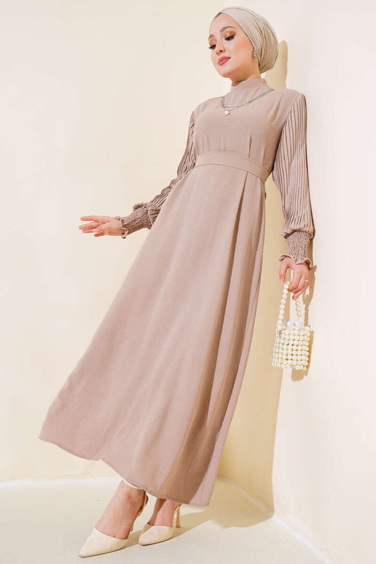 فستان بقلادة من اللؤلؤ وأكمام مطوي باللون البيج