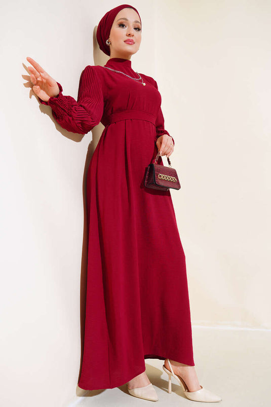 فستان بقلادة من اللؤلؤ بأكمام مطوية باللون الأحمر الداكن