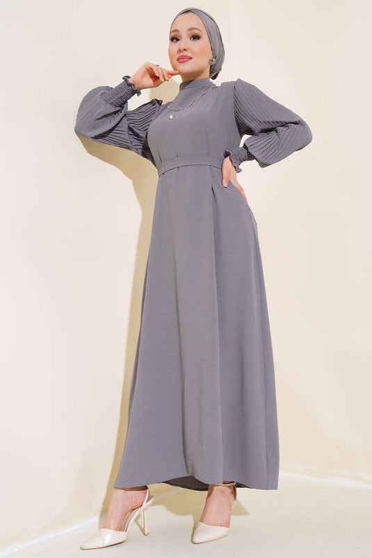 Kol Piliseli İnci Kolyeli Elbise Gri