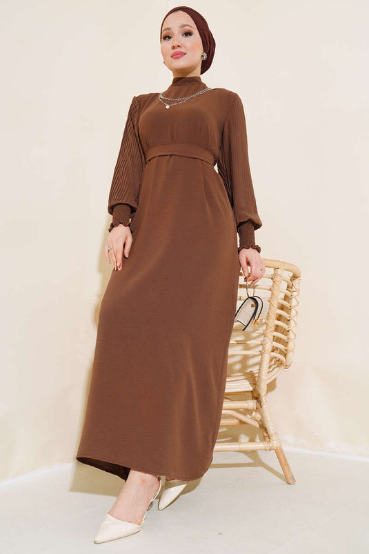فستان بقلادة من اللؤلؤ بأكمام مطوية باللون البني