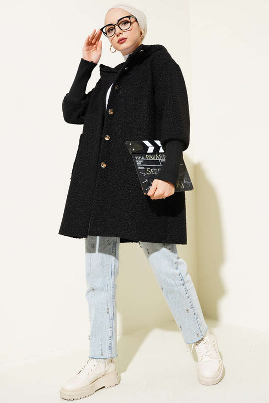 قبعة بقلنسوة بأكمام مضلعة سوداء