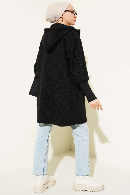 قبعة بقلنسوة بأكمام مضلعة سوداء