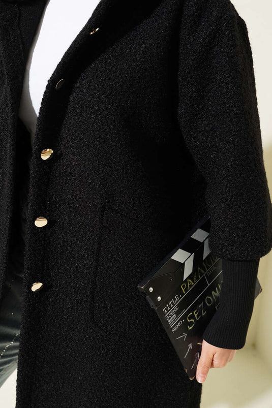 قبعة بقلنسوة بأكمام مضلعة سوداء