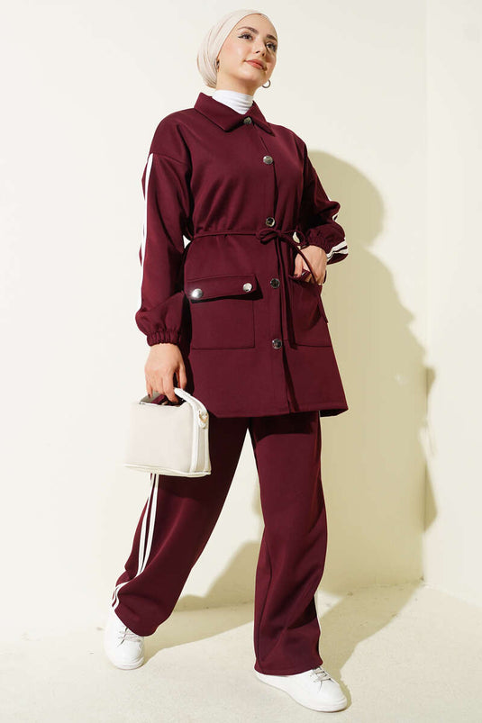 Zweiteiliges Taucher-Set mit Ärmelstreifen und Knöpfen, bordeauxrot