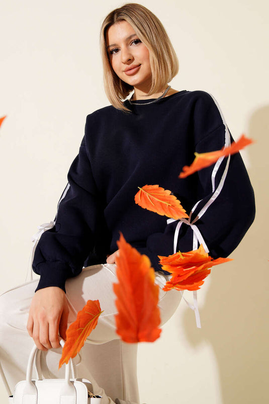 سويت شيرت أزرق داكن بثلاثة خيوط مع خط على الكم وتفاصيل فيونكة