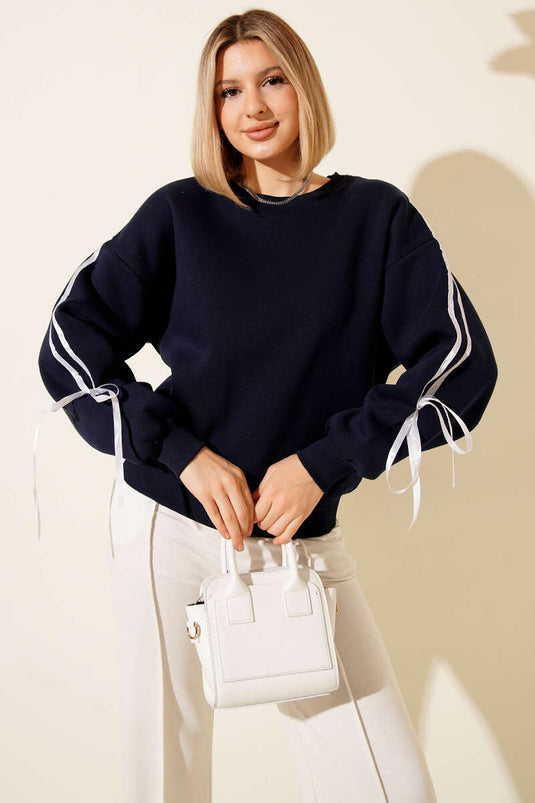 Sudadera azul marino de tres hilos con detalle de raya en las mangas y lazo