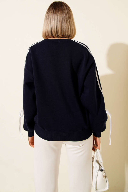 Sudadera azul marino de tres hilos con detalle de raya en las mangas y lazo