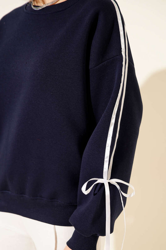 سويت شيرت أزرق داكن بثلاثة خيوط مع خط على الكم وتفاصيل فيونكة