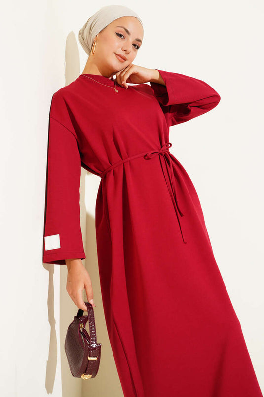 فستان أحمر من الدانتيل بأكمام مطرزة