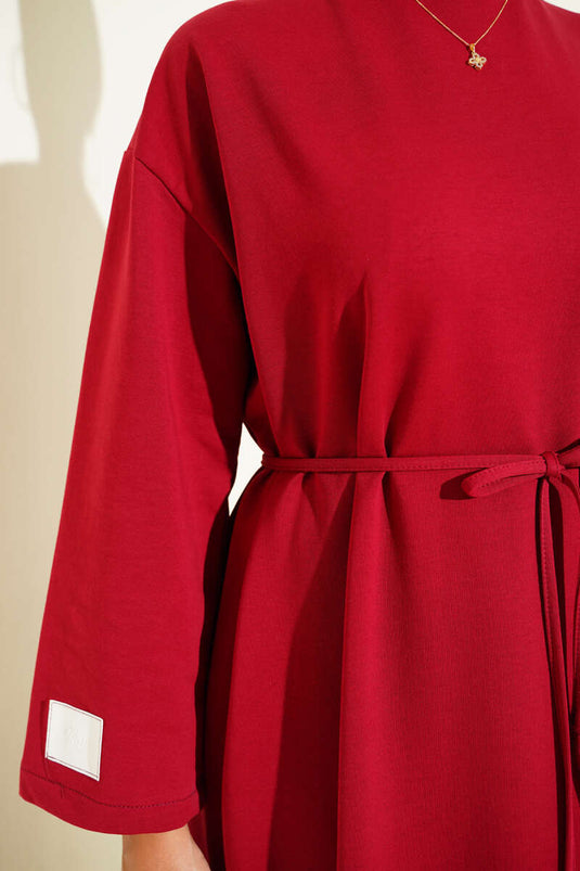 فستان أحمر من الدانتيل بأكمام مطرزة