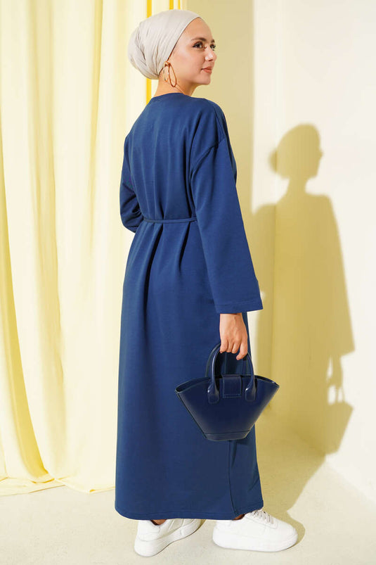 فستان أزرق داكن برباط وأكمام مطرزة