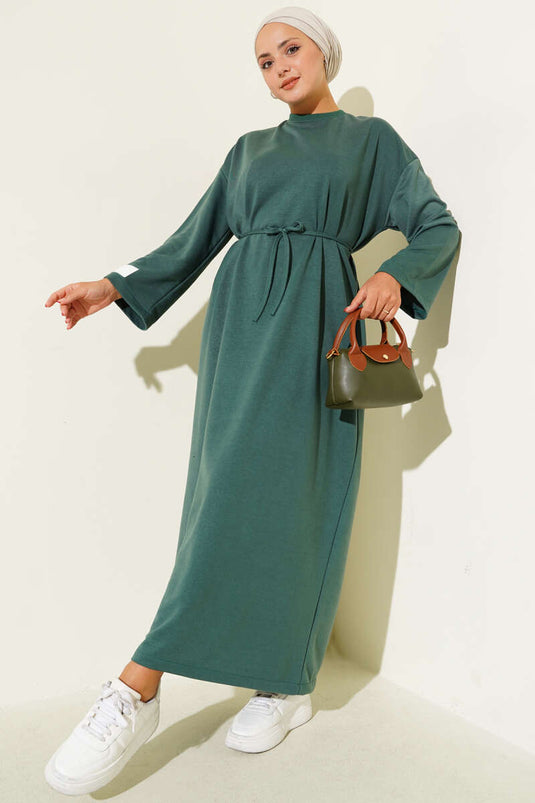 فستان أخضر برباط وأكمام مطرزة