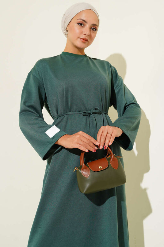 فستان أخضر برباط وأكمام مطرزة