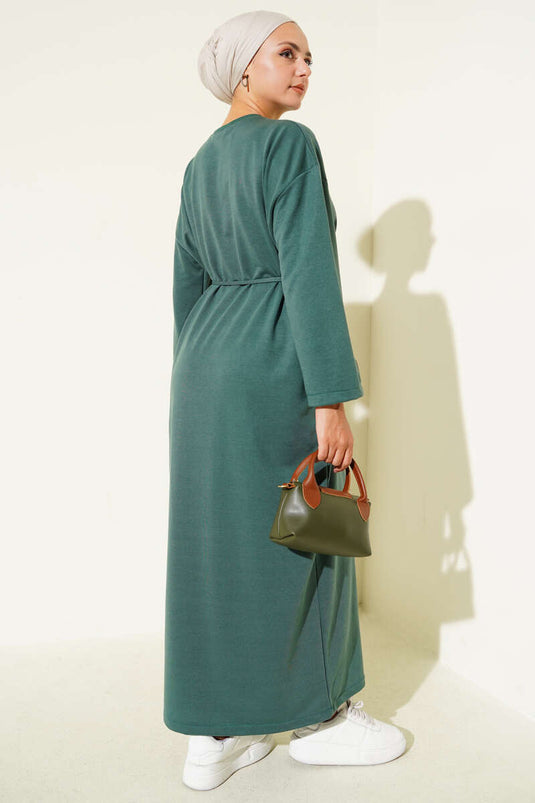 فستان أخضر برباط وأكمام مطرزة