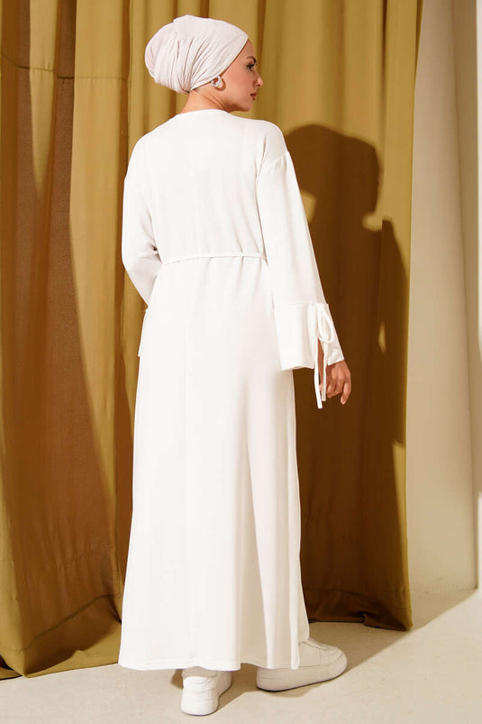 فستان بيج مع تفاصيل دانتيل عند أطراف الأكمام