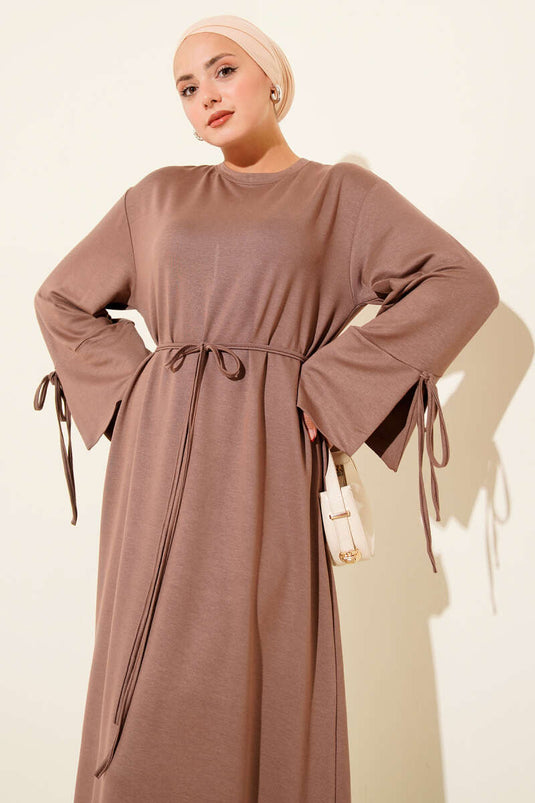 فستان من فرو المنك مع تفاصيل دانتيل عند أطراف الأكمام