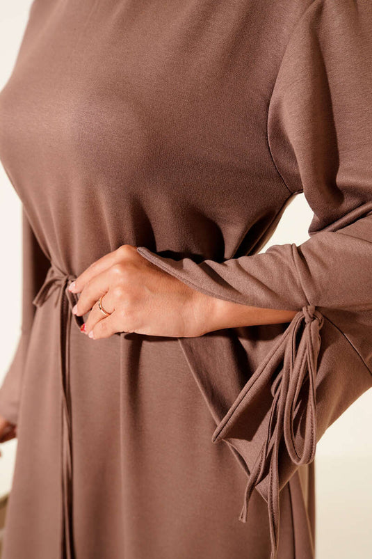 فستان من فرو المنك مع تفاصيل دانتيل عند أطراف الأكمام