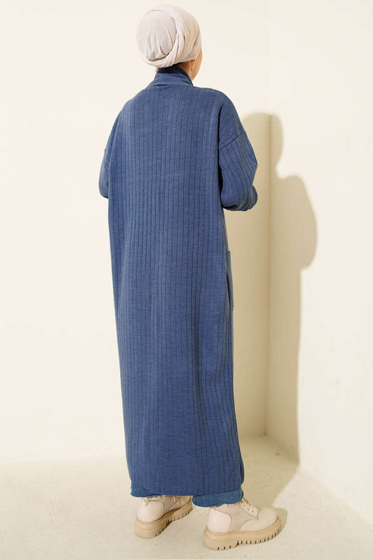 Cardigan lavorato a maglia con collo a scialle e maniche abbottonate in indaco