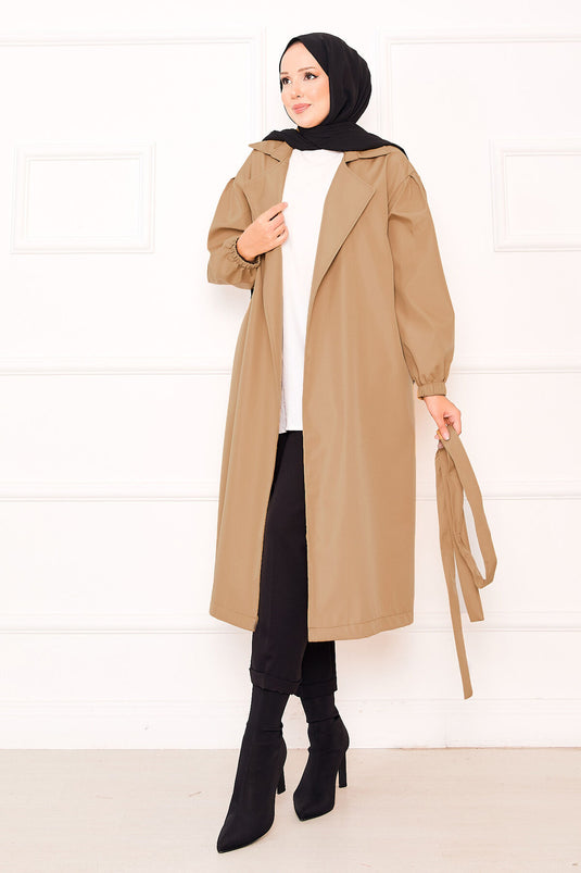 Trench-coat hijab camel avec manches élastiquées et ceinture amovible