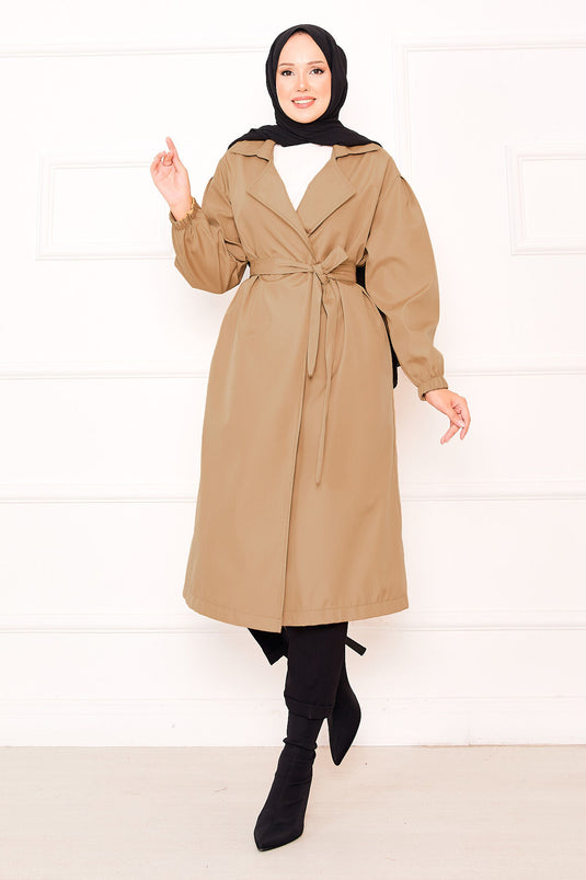 Trench-coat hijab camel avec manches élastiquées et ceinture amovible