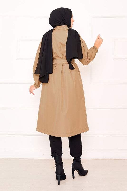 Trench-coat hijab camel avec manches élastiquées et ceinture amovible