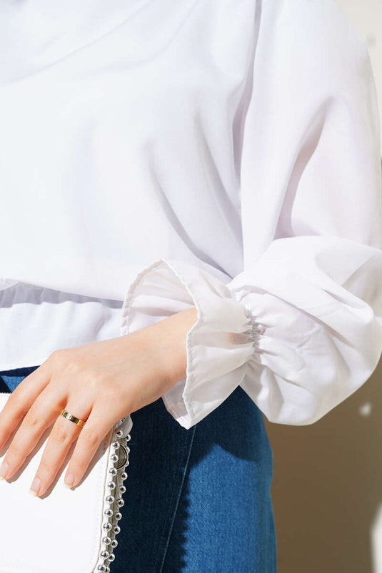 قميص أبيض بأكمام قصيرة وخصر مطاطي