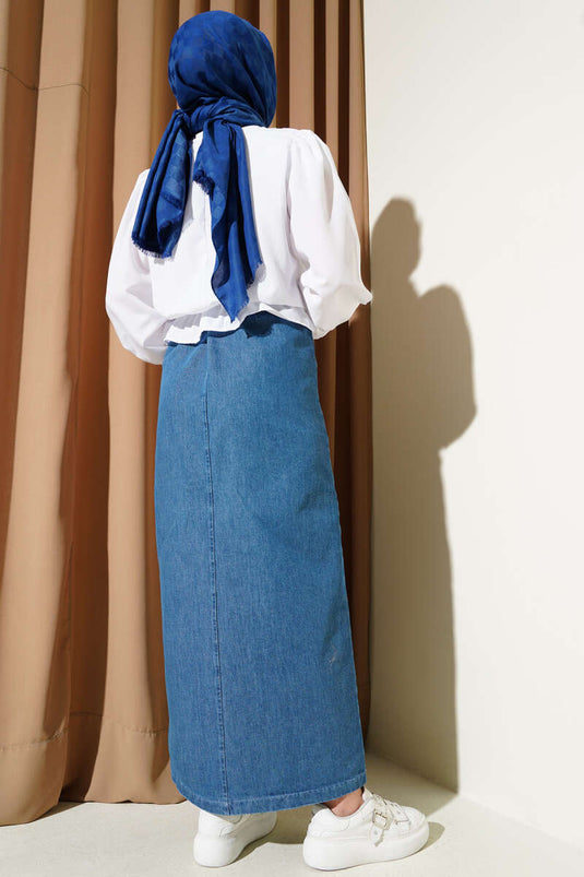 قميص أبيض بأكمام قصيرة وخصر مطاطي