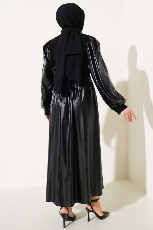 Robe en cuir noire avec manches et jupe