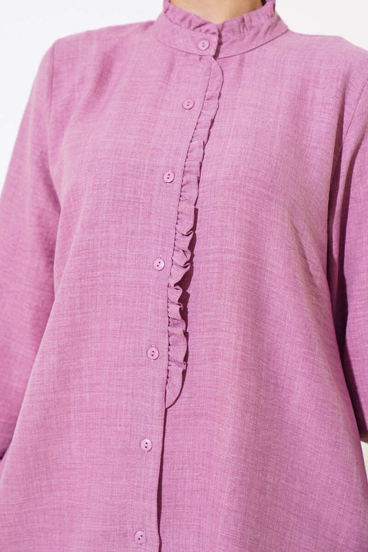 قميص بأكمام وياقة مزينة بكشكشة وردية باهتة