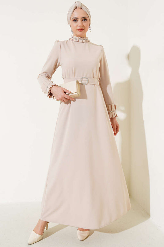 Kol ve Yaka Pliseli Taşlı Elbise Bej