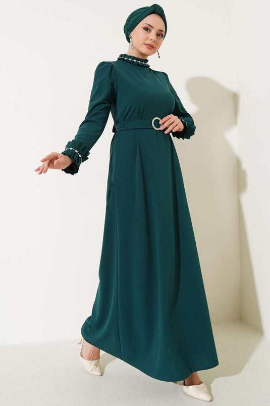 فستان بكسرات على الأكمام والياقة مصنوع من حجر الزمرد