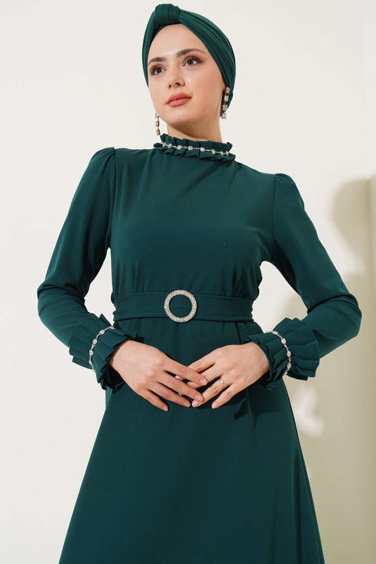 فستان بكسرات على الأكمام والياقة مصنوع من حجر الزمرد