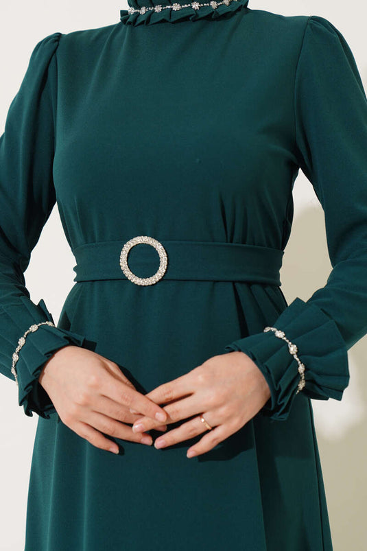 فستان بكسرات على الأكمام والياقة مصنوع من حجر الزمرد