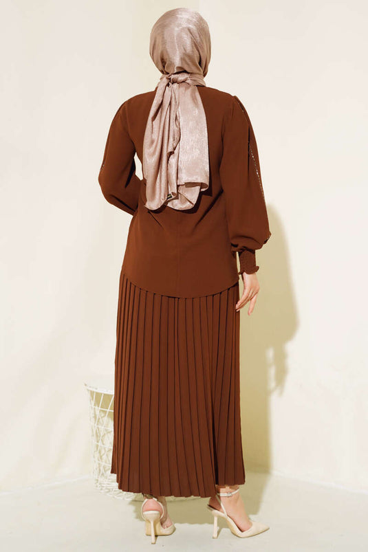 Tailleur en crêpe marron avec pierres sur les côtés des manches