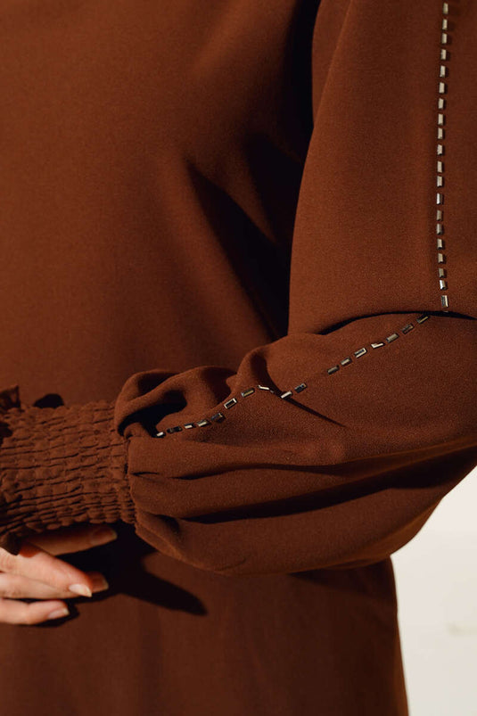 بدلة كريب بنية اللون مع أحجار على جانبي الذراع