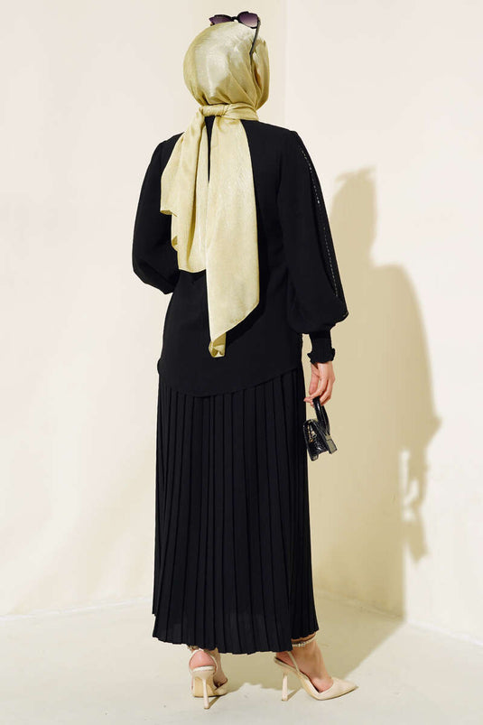 Tailleur en crêpe noir orné de pierres sur les côtés des manches