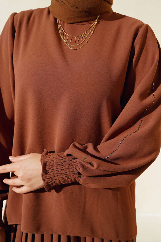 Ensemble en crêpe avec pierres sur la manche, beige