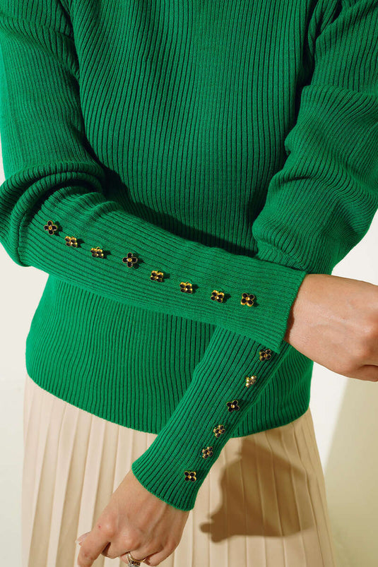 Pull en tricot à col roulé avec décoration de boutons sur les manches vert