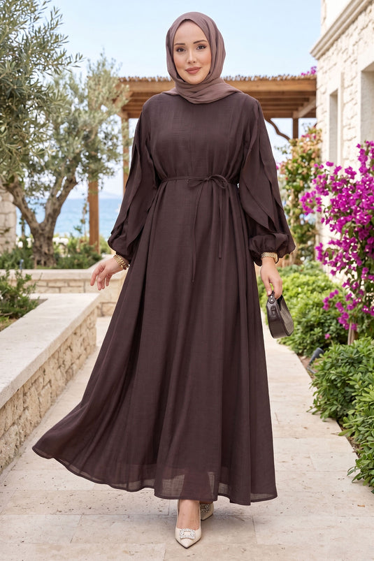 Robe modeste à manches volantées avec ceinture, couleur café
