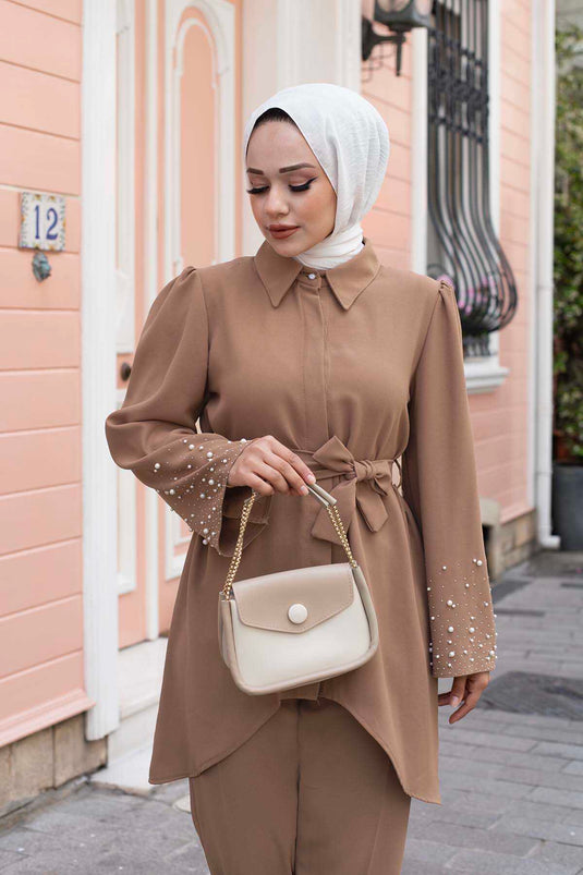 Costume double hijab camel avec manches détaillées en perles