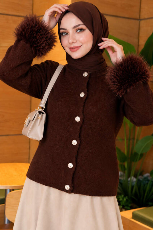Braune Gestrickte Cardigan Mit Knöpfen Und Fellkragen