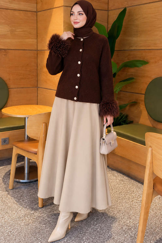 Braune Gestrickte Cardigan Mit Knöpfen Und Fellkragen