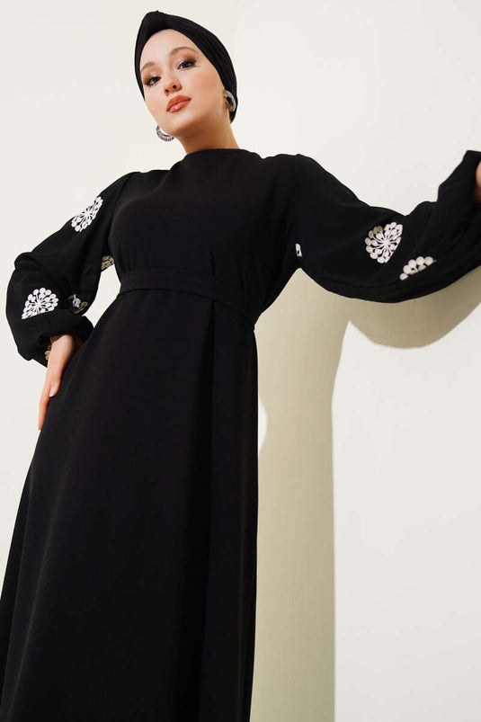 Kleid mit bestickten Ärmeln und Gürtel in Schwarz